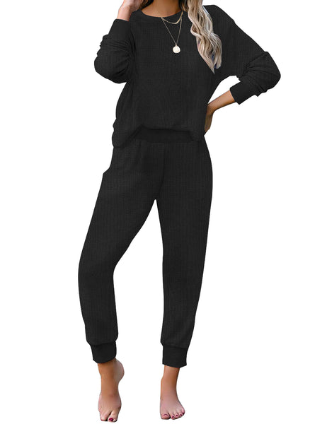 Front view of model wearing black abstract print long sleeves jogger loungewear set